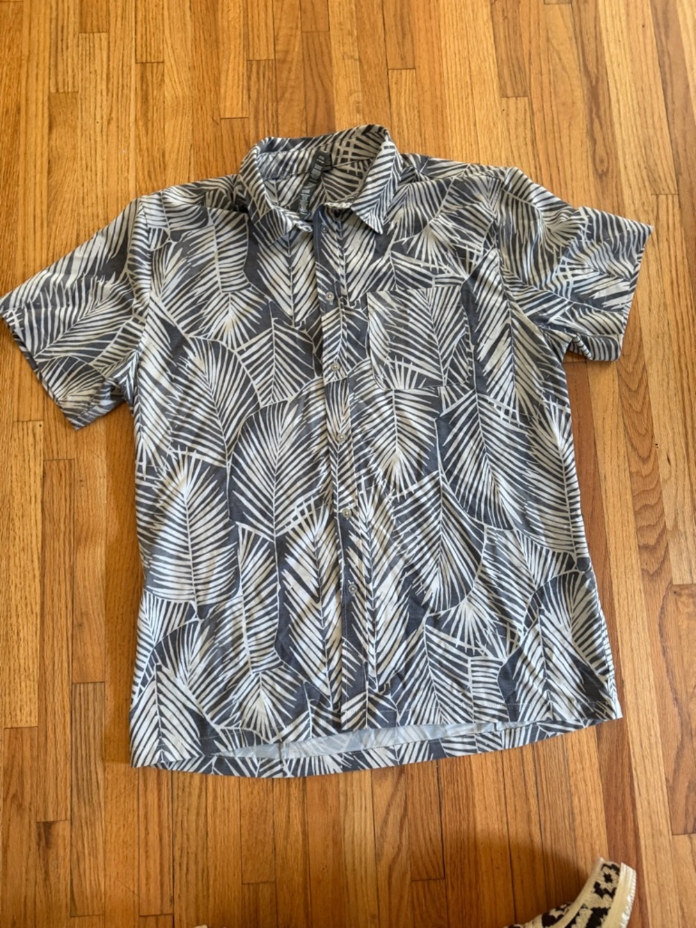 Vuori Short Sleeve Bridge Button Down Shirt Men XL Gray Palm Leaf Hawaiian